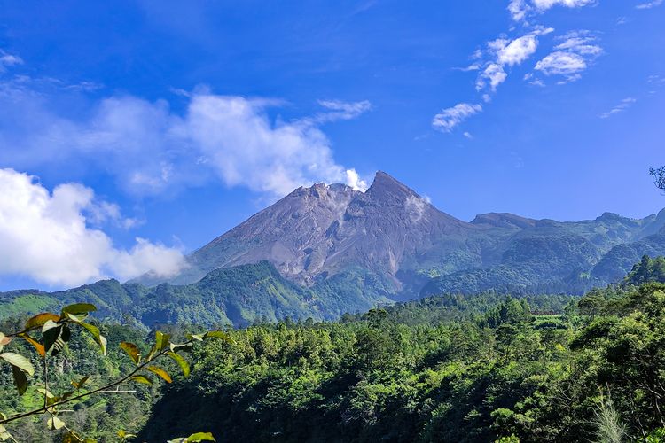 Puncak Gunung Merapi dilihat dari Wisata Deles Indah, Klaten.