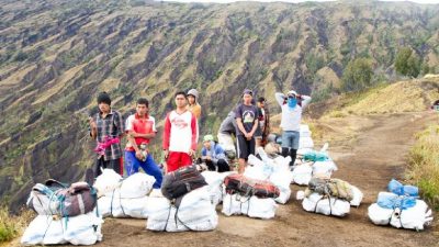 Luar Biasa! Bule dan Warga Lokal Bersihkan Sampah Gunung Rinjani Sebanyak 1.6 Ton Lebih