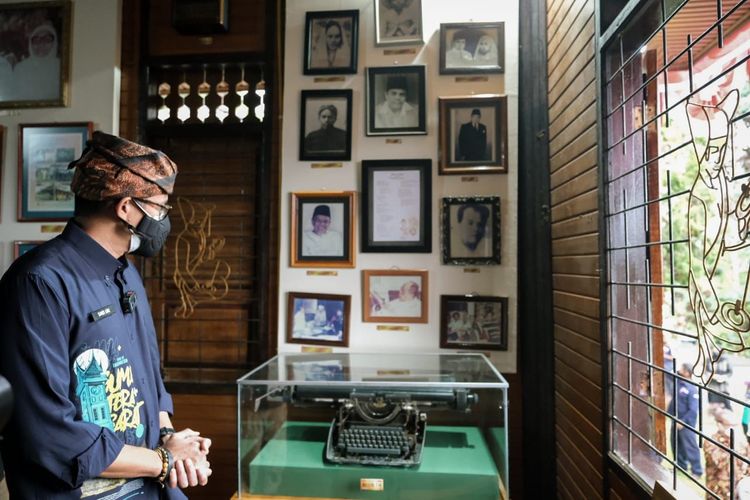 Menteri Pariwisata dan Ekonomi Kreatif Sandiaga Uno saat mengunjungi Museum Rumah Kelahiran Buya Hamka di Desa Wisata Sungai Batang, Sumatera Barat.