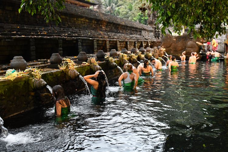 Melukat di Pura Tirta Empul Bali. Airnya dipercaya sebagai air suci yang dapat membawa kesehatan dan kebaikan