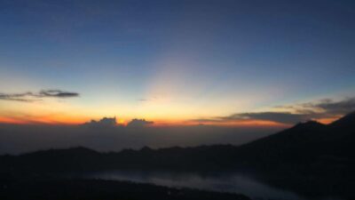 Menyajikan Pengalaman Unik Memasak Telur di Puncak Gunung Batur