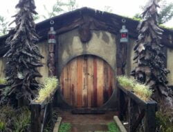 Menjelajahi Detail Rumah Hobbit di Bandung