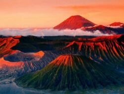 10 Gunung Menakjubkan di Indonesia yang Memiliki Banyak Kisah