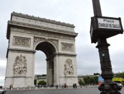 Merayakan Liburan Sambil Mengenang Kaisar Perancis di Arc de Triomphe