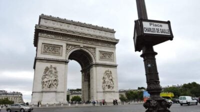 Merayakan Liburan Sambil Mengenang Kaisar Perancis di Arc de Triomphe