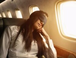 3 Strategi untuk Mendapatkan Tidur Nyenyak di dalam Pesawat
