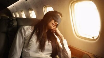 3 Strategi untuk Mendapatkan Tidur Nyenyak di dalam Pesawat