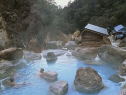 Onsen: Kolam Air Panas di Jepang – Menikmati Keindahan Relaxasi dan Kesehatan di Kuil-kuil Air Panas Jepang