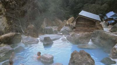 Onsen: Kolam Air Panas di Jepang – Menikmati Keindahan Relaxasi dan Kesehatan di Kuil-kuil Air Panas Jepang