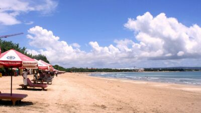 Menikmati Suasana Ramadhan di Pantai Kuta Bali: Wisata Religius dan Rekreasi Bersama Keluarga